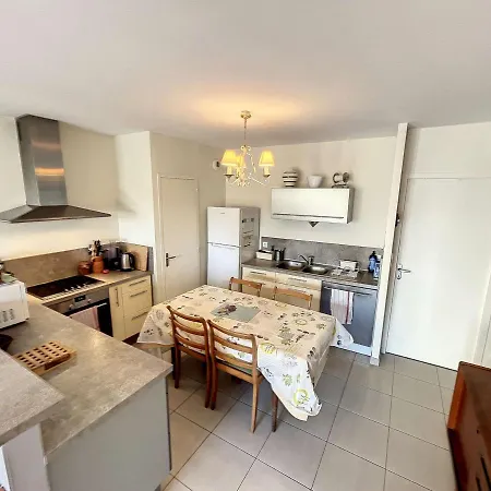 Pmr Avec Terrasse Au Cœur De Granville, Proche Et Port - Fr-1-361-508 Appartement *