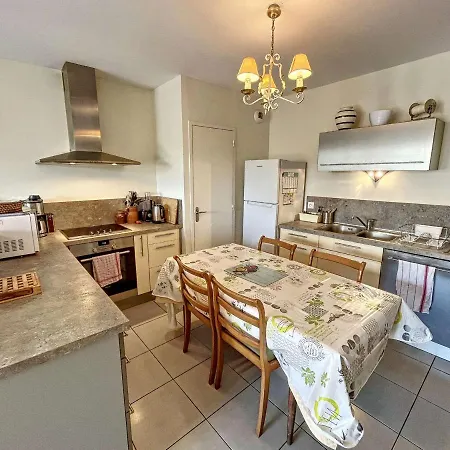 Pmr Avec Terrasse Au Coeur De Granville, Proche Et Port - Fr-1-361-508