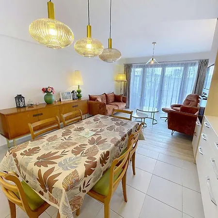 Pmr Avec Terrasse Au Coeur De Granville, Proche Et Port - Fr-1-361-508