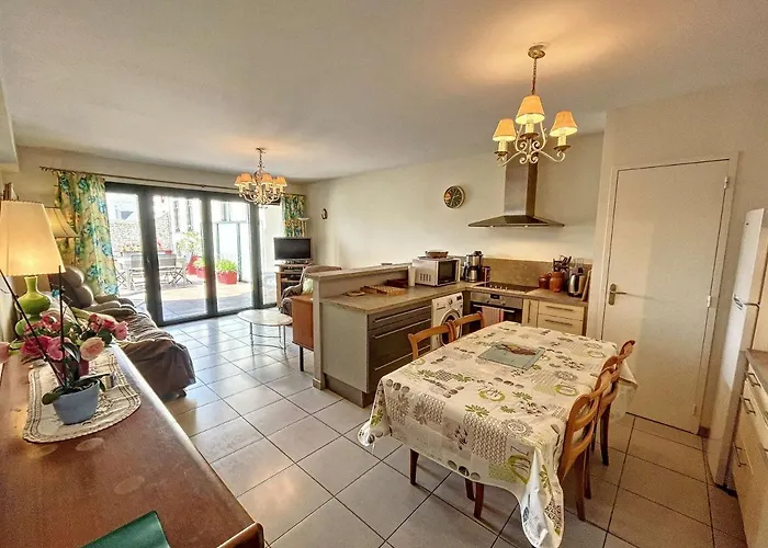 Pmr Avec Terrasse Au Coeur De Granville, Proche Et Port - Fr-1-361-508 * Granville