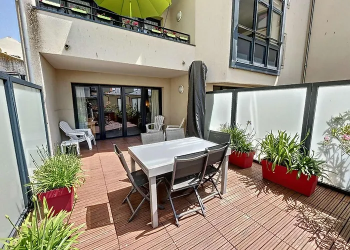 Appartement Pmr Avec Terrasse Au Cœur De Granville, Proche Et Port - Fr-1-361-508 *