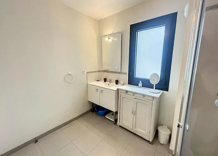 Appartement Pmr Avec Terrasse Au Cœur De Granville, Proche Et Port - Fr-1-361-508 *