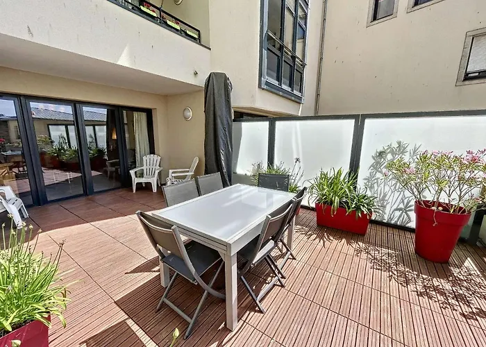 Appartement Pmr Avec Terrasse Au Cœur De Granville, Proche Et Port - Fr-1-361-508 *