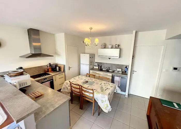 Pmr Avec Terrasse Au Cœur De Granville, Proche Et Port - Fr-1-361-508 Appartement *