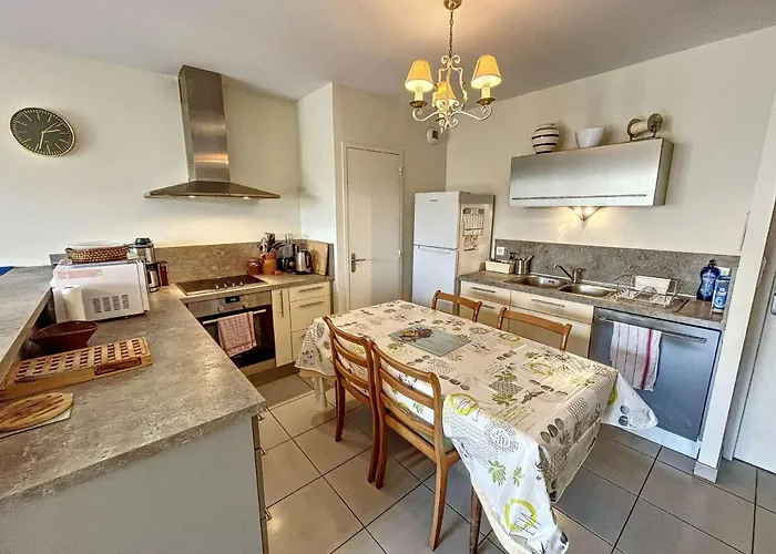 Pmr Avec Terrasse Au Cœur De Granville, Proche Et Port - Fr-1-361-508