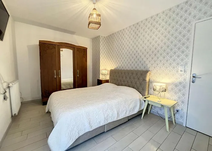 Pmr Avec Terrasse Au Cœur De Granville, Proche Et Port - Fr-1-361-508 Appartement *