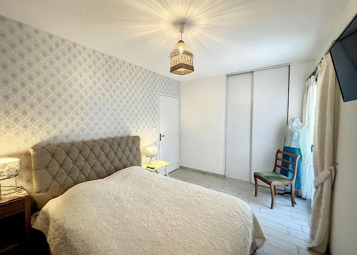 Pmr Avec Terrasse Au Cœur De Granville, Proche Et Port - Fr-1-361-508 Granville